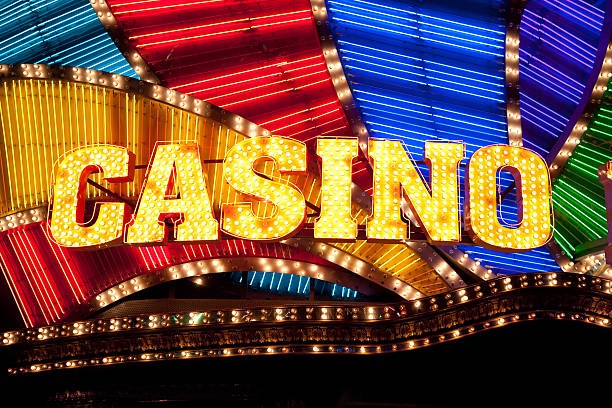 Multiple Dream Gaming live-dealer tables showing roulette, baccarat, and Dragon Tiger games